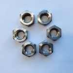 painava kuusiokoloruuvi