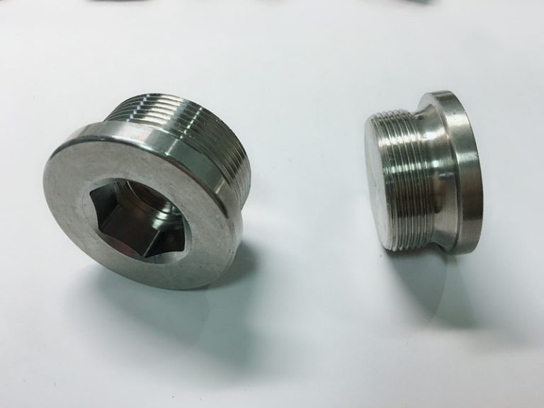 mittatilaustyönä ruostumattomasta teräksestä valmistettu rengaspultti ss-avainrenkaalla