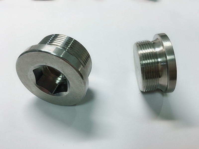 mittatilaustyönä ruostumattomasta teräksestä valmistettu rengaspultti ss-avainrenkaalla